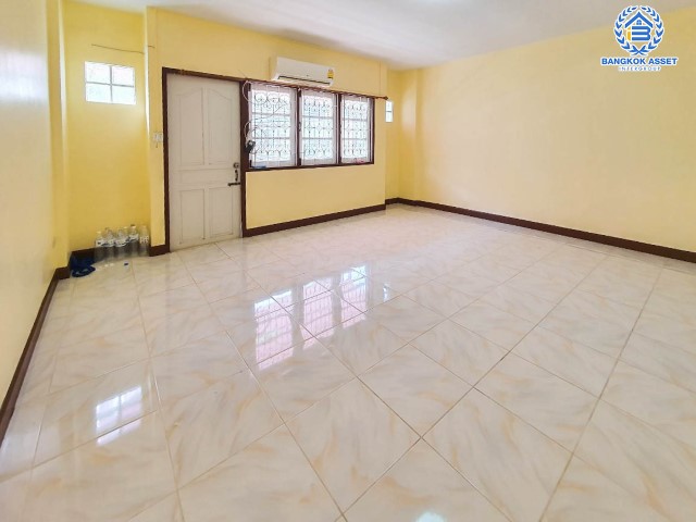 ทาวน์โฮมมือสอง กรุงเทพฯ หมู่บ้านสุชา1 เพชรเกษม เนื้อที่กว้าง 17.60 ตร.ว. ฟังก์ชัน 4 ห้องนอน 3 ห้องน้ำ ที่จอดรถ 1 คัน บ้านสภาพสวย ต่อเติมพร้อมอยู่ โครงการตั้งบนทำเลแห่งการเดินทาง ใกล้รถไฟฟ้าสายสีน้ำเงิน "สถานีหลักสอง" และทางด่วน "พระราม2" จองด่วน!...